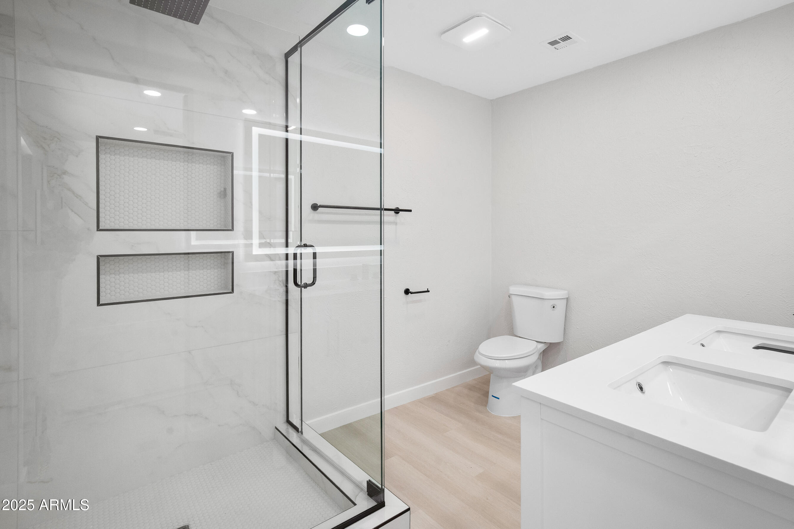 3933 East Flower Street Phoenix, AZ 85018 - Photo 19 of 37 Primary Bath