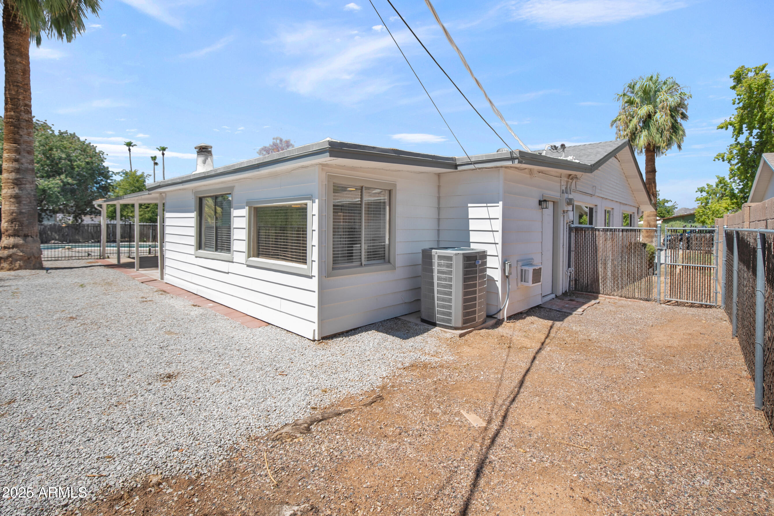 3933 East Flower Street Phoenix, AZ 85018 - Photo 25 of 37 Side Yard
