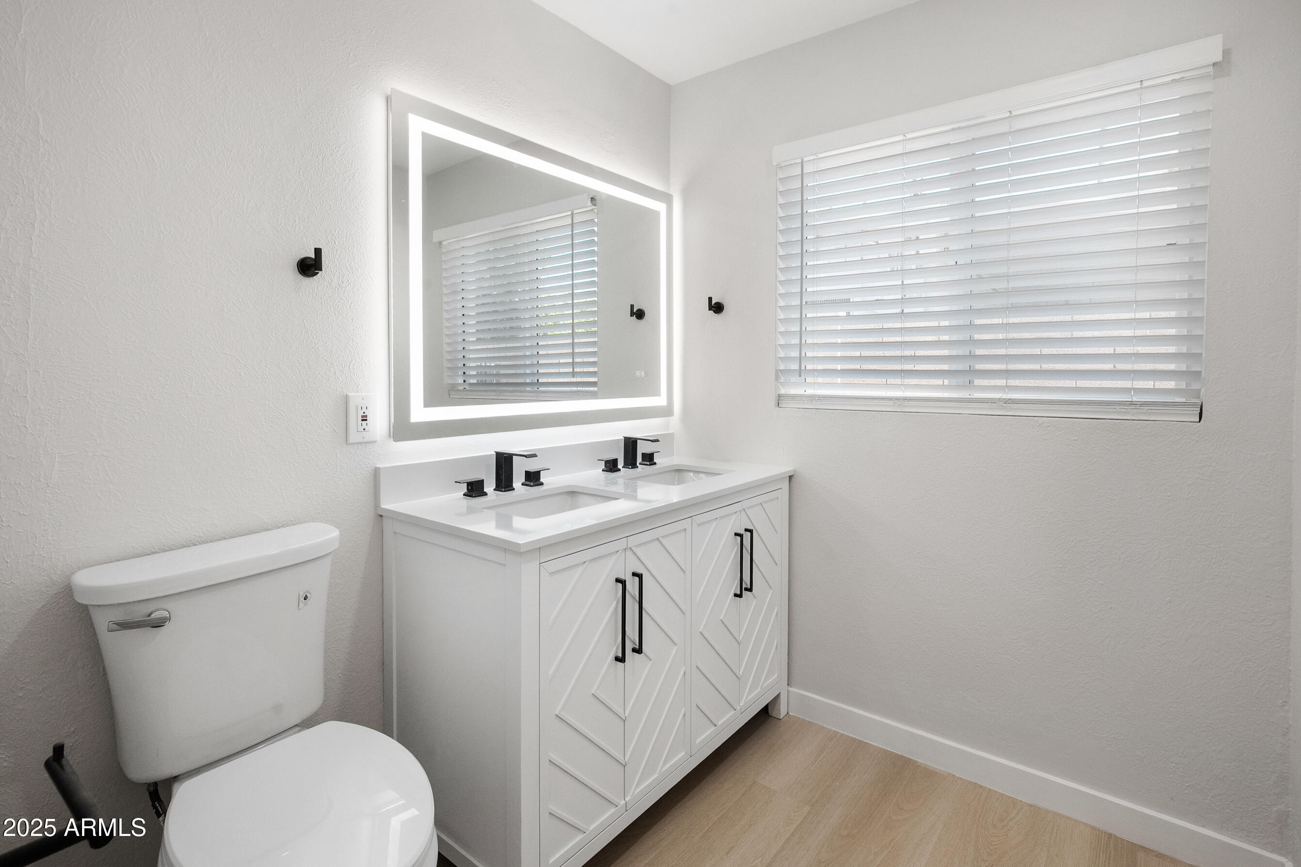 3933 East Flower Street Phoenix, AZ 85018 - Photo 35 of 37 Additional Bath