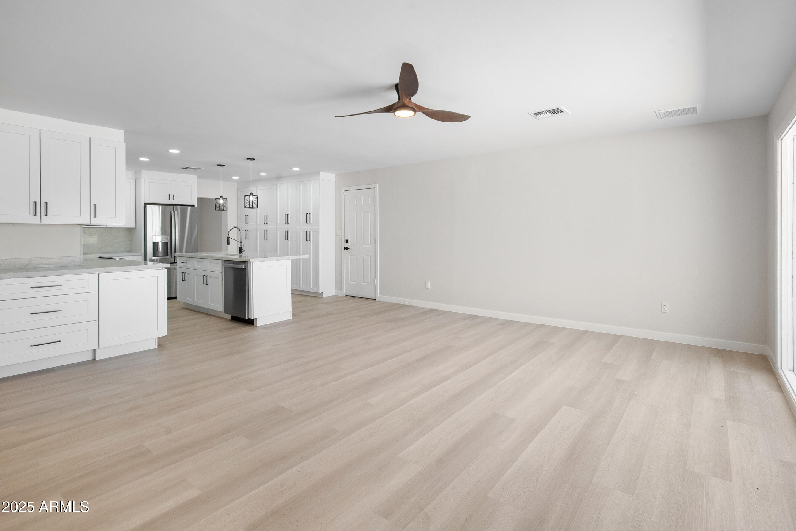 3933 East Flower Street Phoenix, AZ 85018 - Photo 4 of 37 Great room