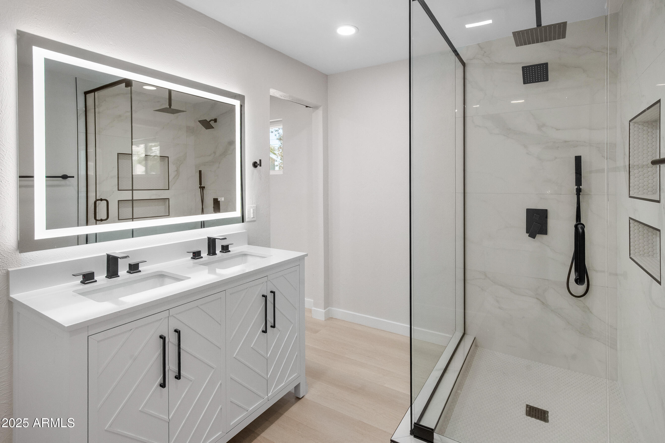 3933 East Flower Street Phoenix, AZ 85018 - Photo 6 of 37 Primary Bath