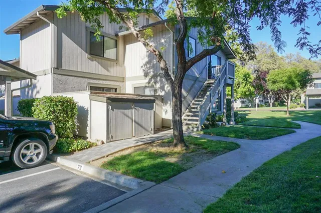 a view of an house with a yard