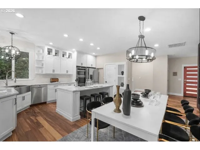 $1,095,000 | 2010 Maple Terrace, West Linn, OR 97068