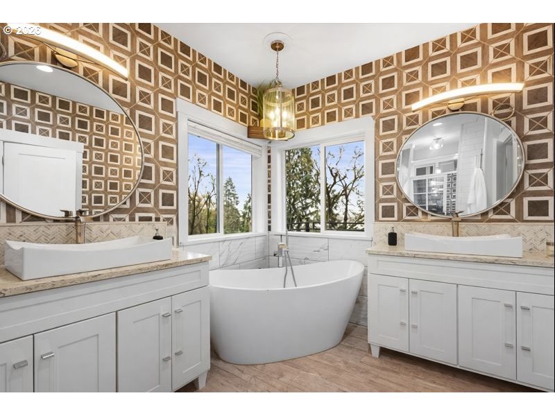 2010 Maple Terrace West Linn, OR 97068 - Photo 9 of 28 Primary Bedroom