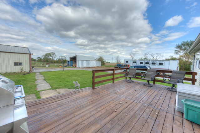 546 East Munz Road Crete, IL 60417 - Photo 5 of 16 a house view with a garden space