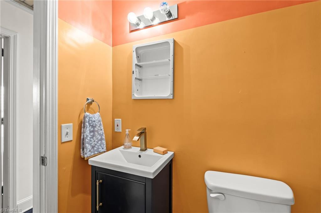 1430 Eldorada Road Winston-Salem, NC 27103 - Photo 29 of 45 Hall bathroom