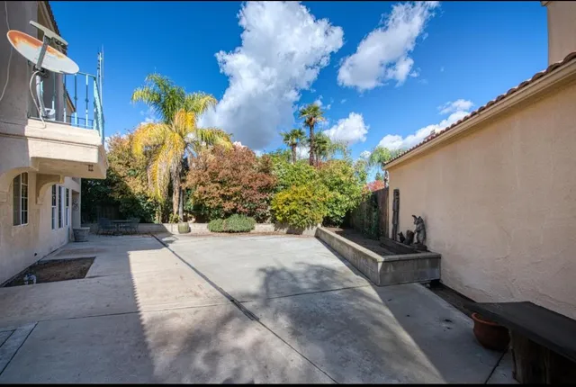 a view of a pathway with a yard