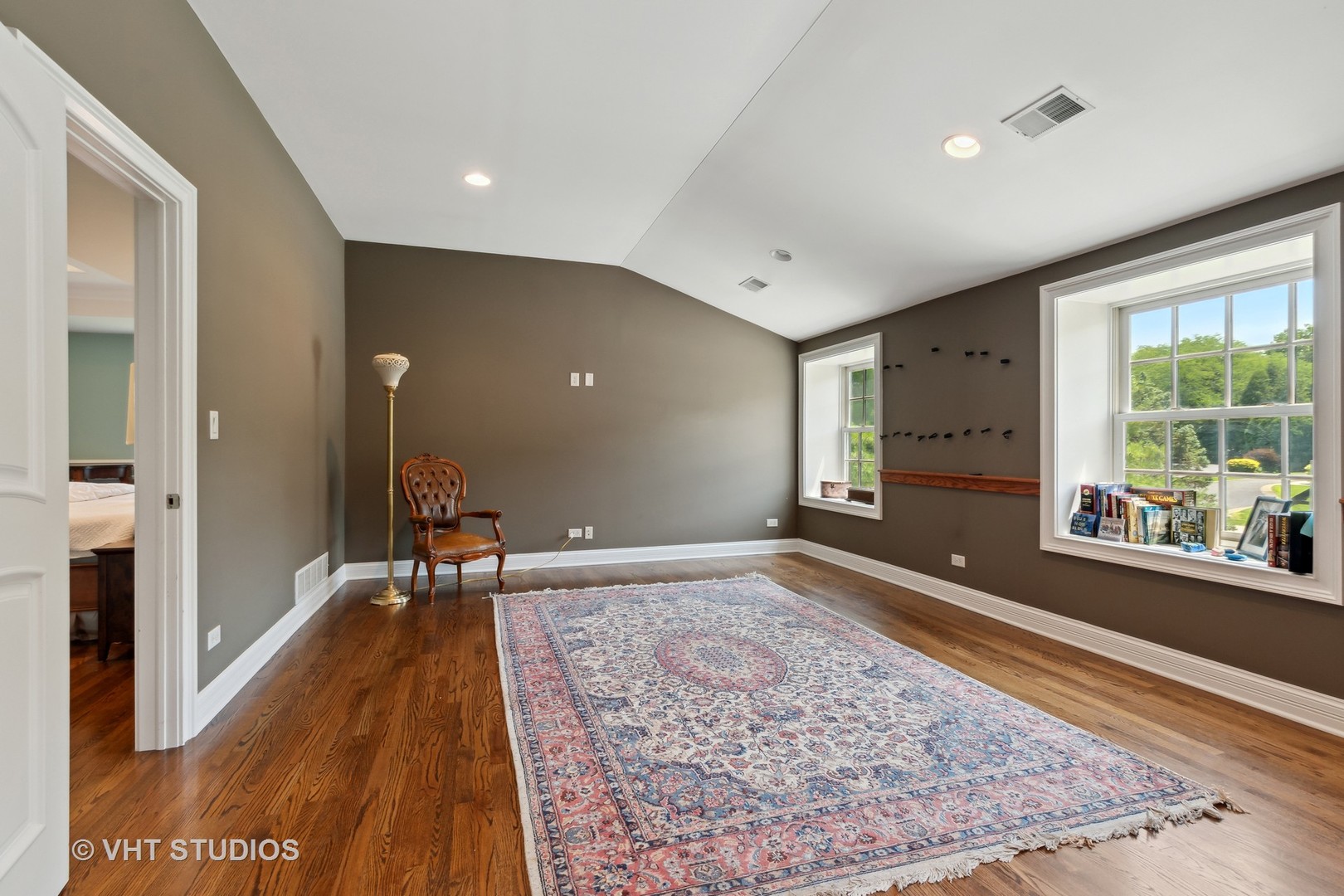 562 A Aberdeen Road Frankfort, IL 60423 - Photo 16 of 47 a view of a hallway with wooden floor and a rug