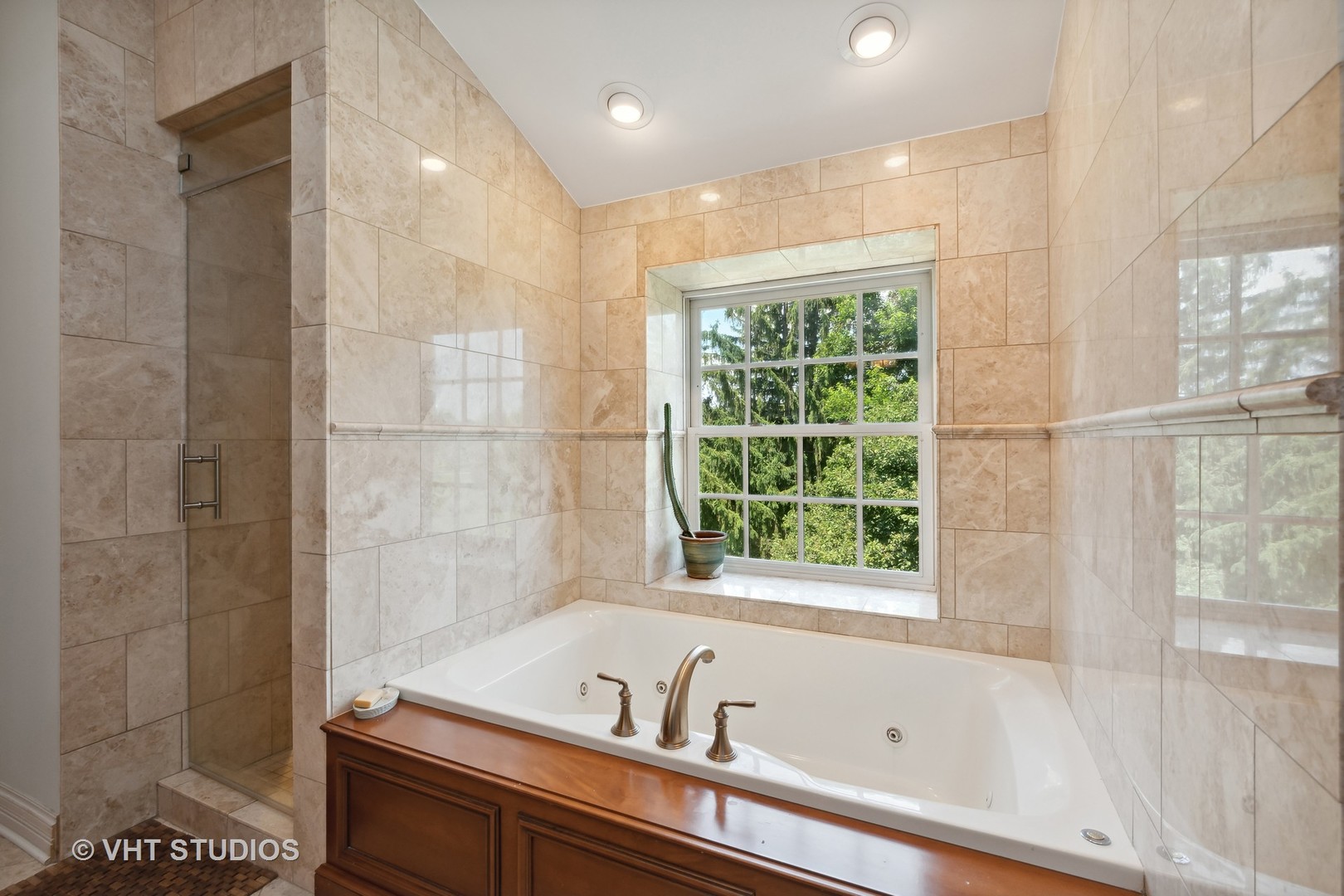 562 A Aberdeen Road Frankfort, IL 60423 - Photo 19 of 47 a bathroom with a bathtub and a shower
