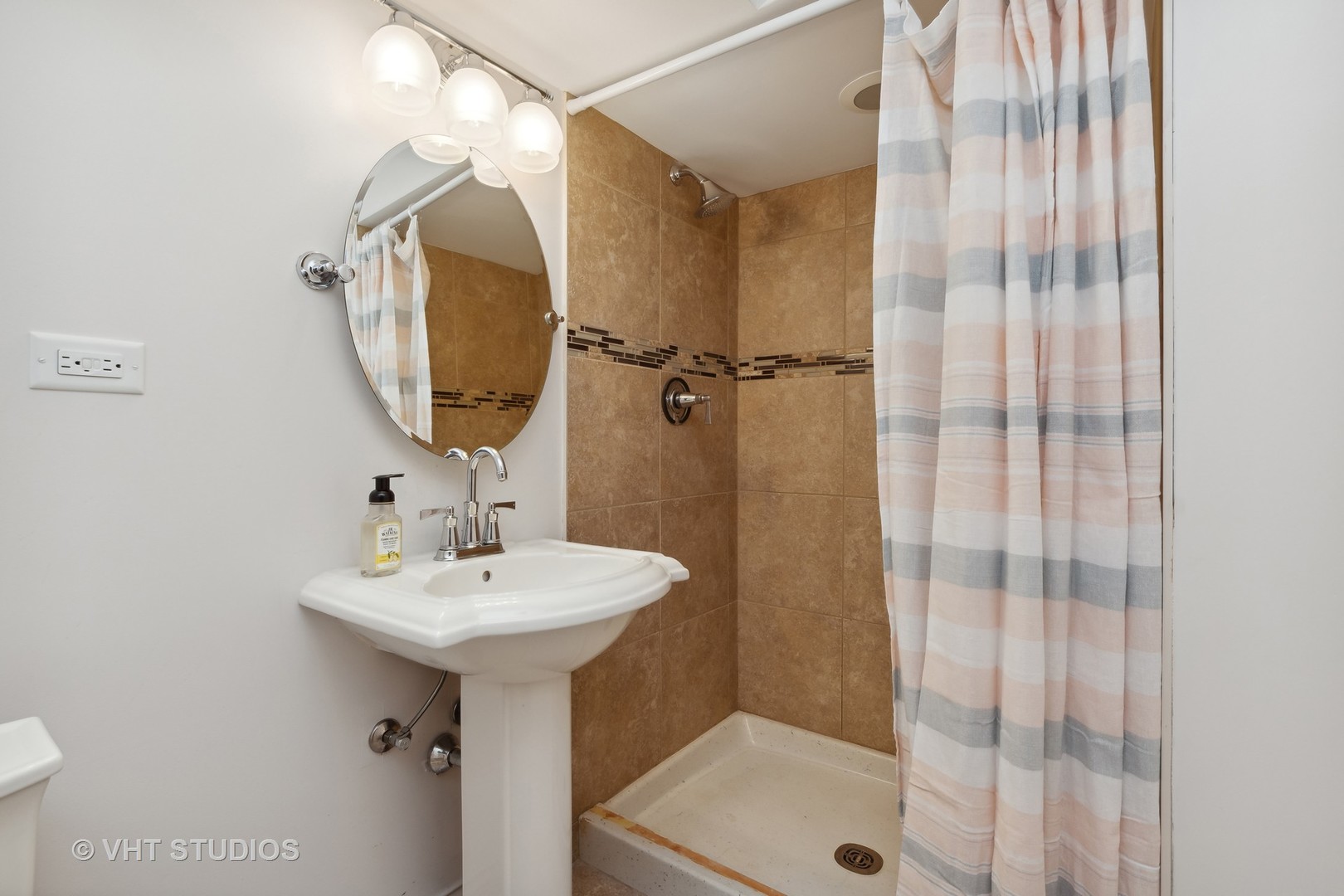 562 A Aberdeen Road Frankfort, IL 60423 - Photo 29 of 47 a bathroom with a sink a toilet and shower