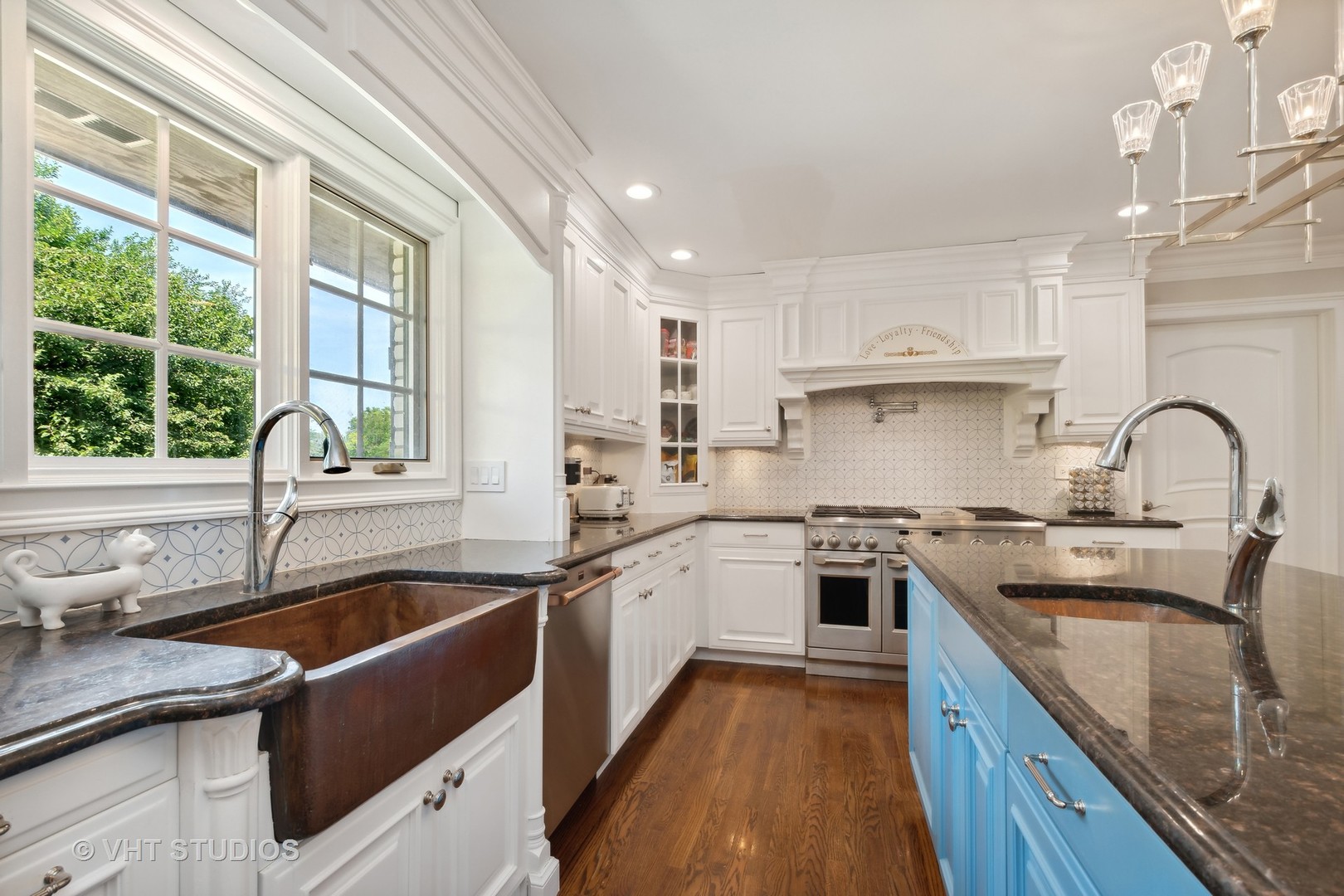 562 A Aberdeen Road Frankfort, IL 60423 - Photo 8 of 47 a kitchen that has a sink and a stove