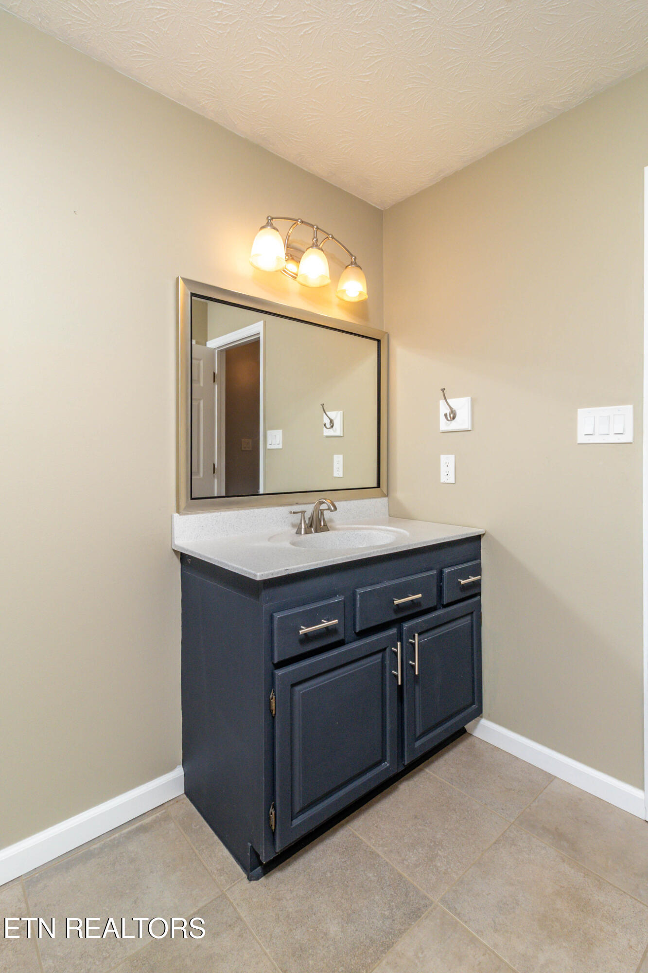 1633 Cheney Road Knoxville, TN 37922 - Photo 21 of 43 Guest Bath