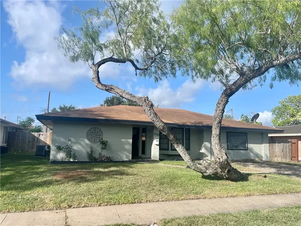 a view of a house with backyard
