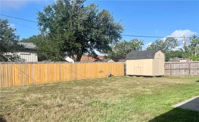 a view of a backyard