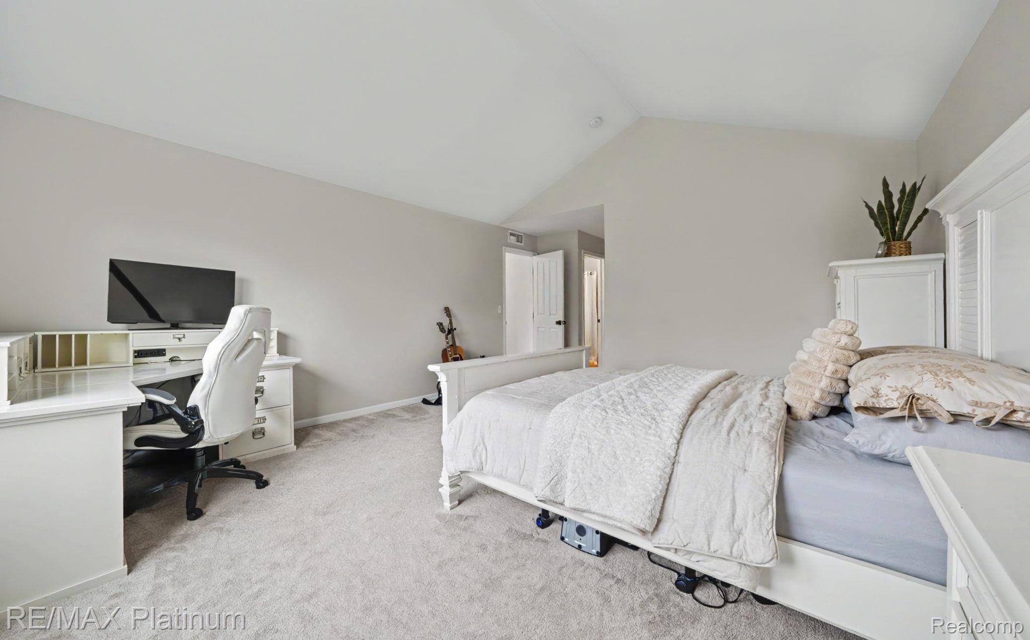 4253 Hampton Ridge Boulevard Howell, MI 48843 - Photo 15 of 32 Primary bedroom view 2