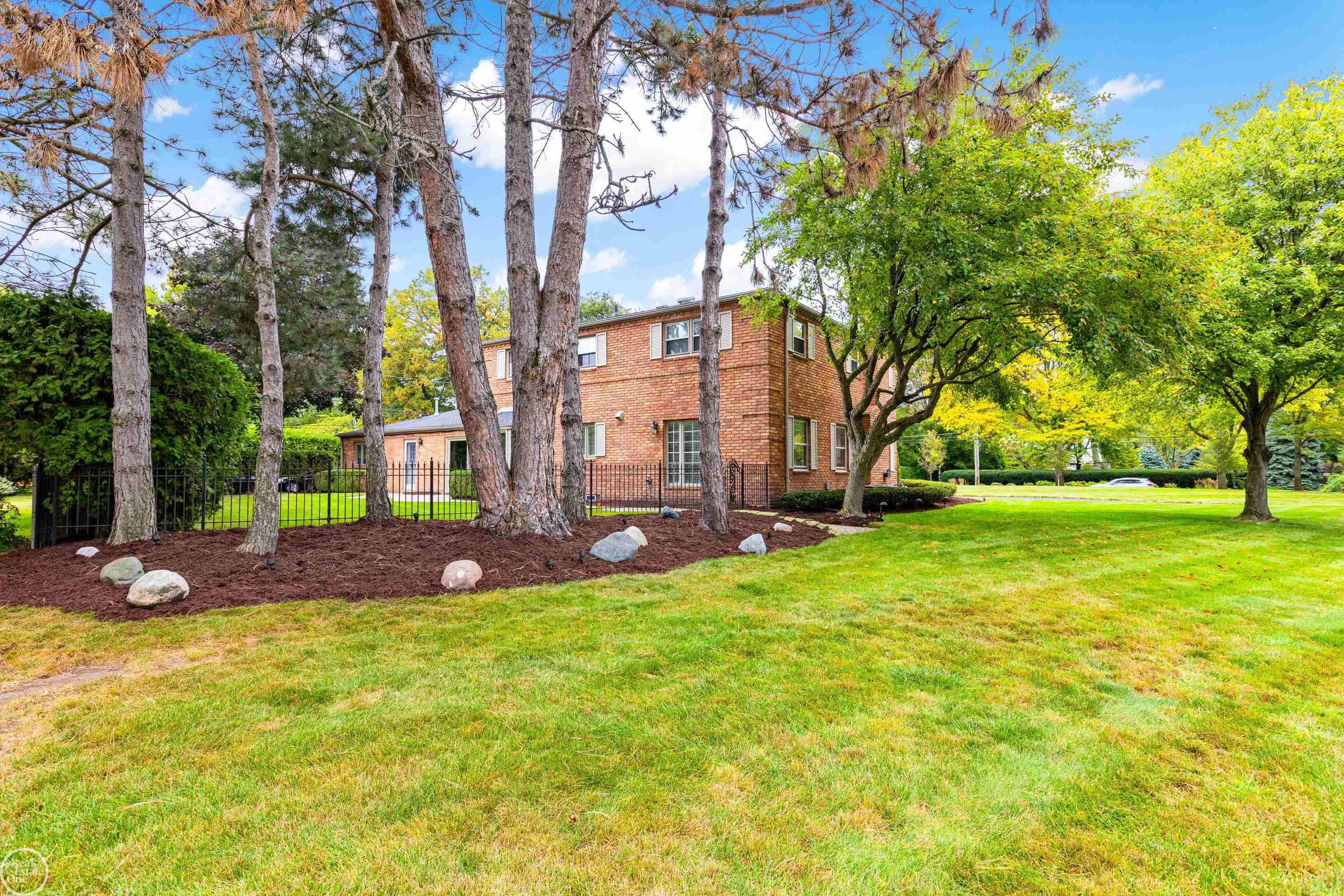 869 Lake Shore Road Grosse Pointe, MI 48236 - Photo 45 of 49 50123696-44.JPG