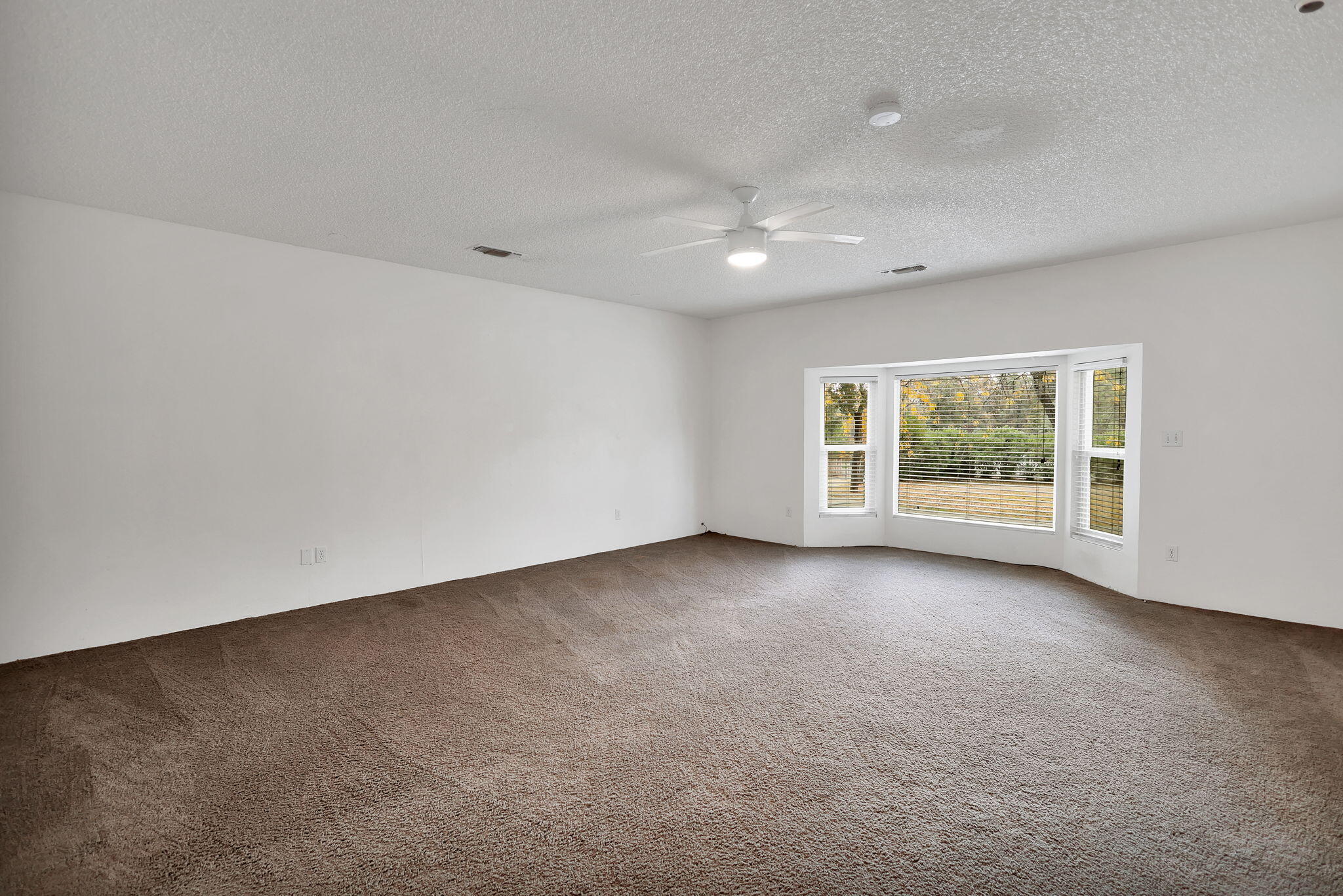 13144 Bear Mountain Road Redding, CA 96003 - Photo 35 of 69 an empty room with windows