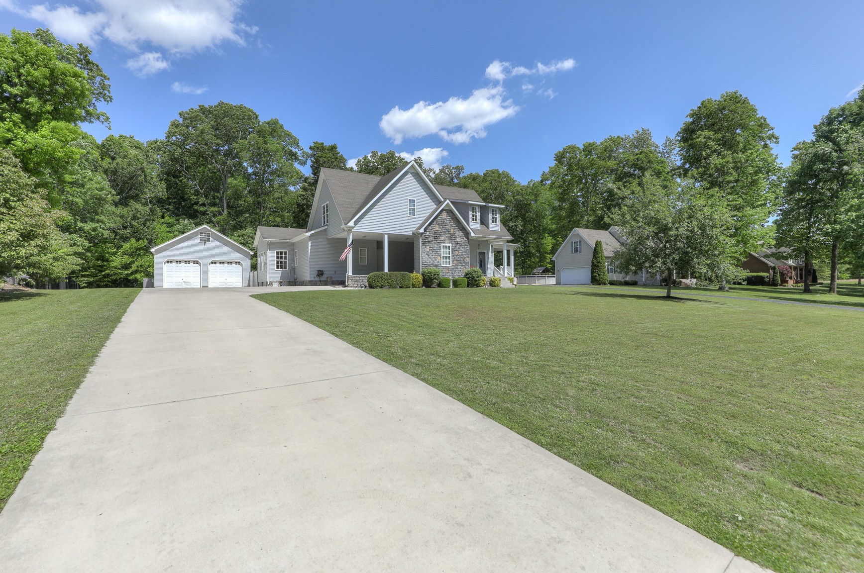 4630 Mt View Road Manchester, TN 37355 - Photo 2 of 25 a front view of a house with a yard