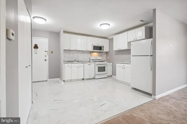 $2,300 | 19423 Brassie Place, Unit 201, Montgomery Village, MD 20886