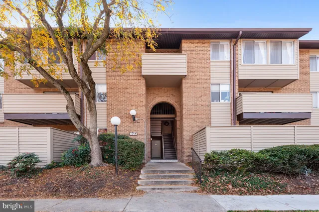 $2,300 | 19423 Brassie Place, Unit 201, Montgomery Village, MD 20886