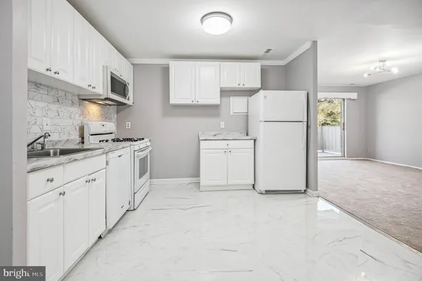 $2,300 | 19423 Brassie Place, Unit 201, Montgomery Village, MD 20886