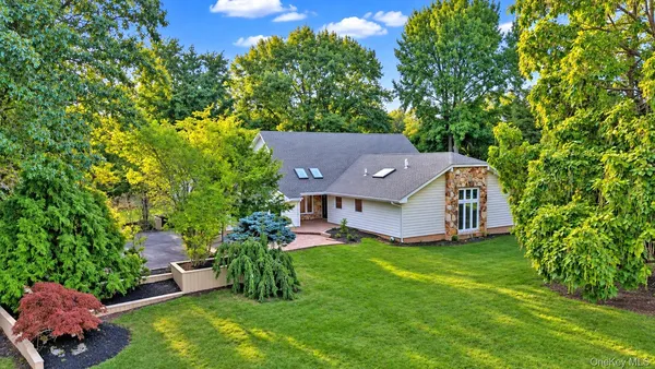 $1,595,000 | 6 Cedarfield Terrace, St. James, NY 11780