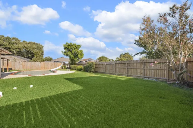 a view of a backyard