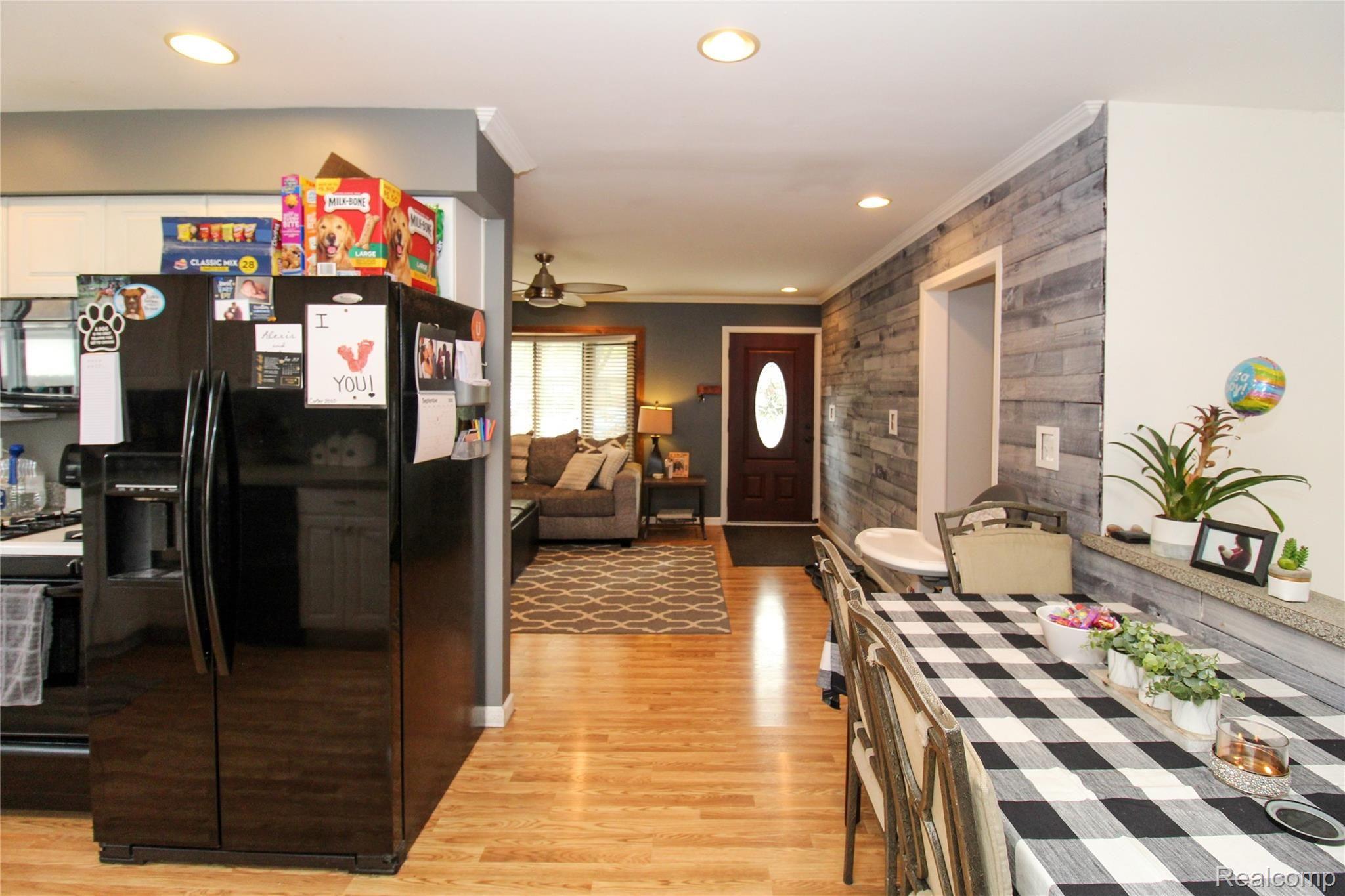 32455 Ridgefield Avenue Warren, MI 48088 - Photo 10 of 34 eating area 2.jpg
