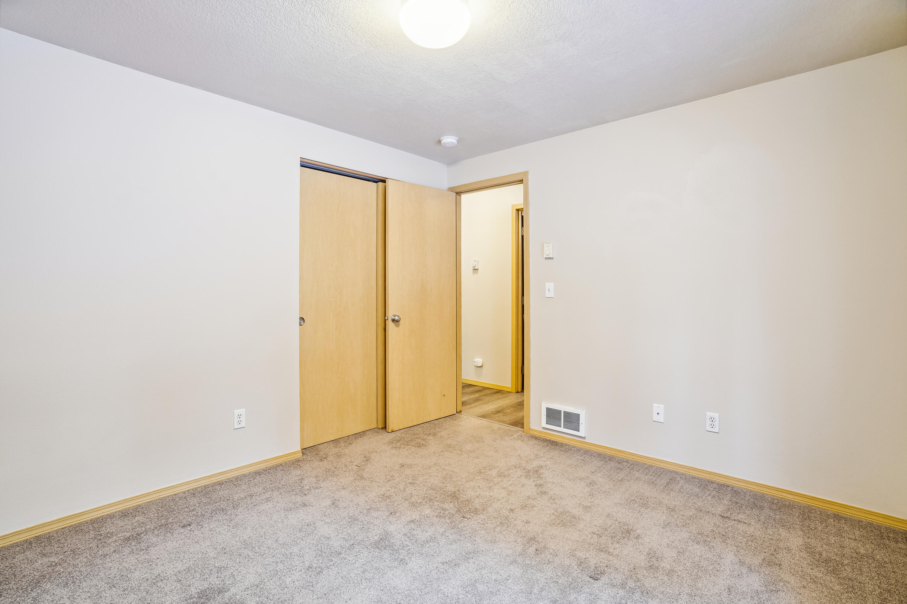 14704 Bluegrass Loop Sisters, OR 97759 - Photo 29 of 38 main_level-bedroom-dsc4394