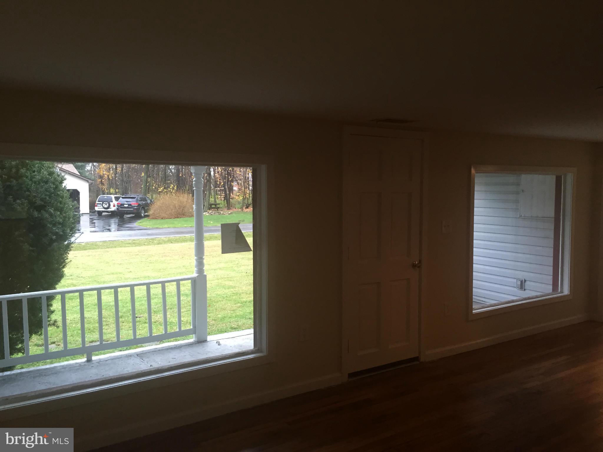 10516 Powell Road Thurmont, MD 21788 - Photo 9 of 30 Living Room