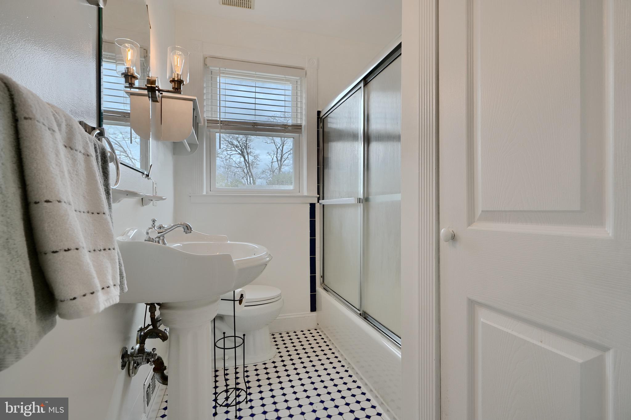 14 Briarwood Road Baltimore, MD 21228 - Photo 17 of 30 Traditional full bath