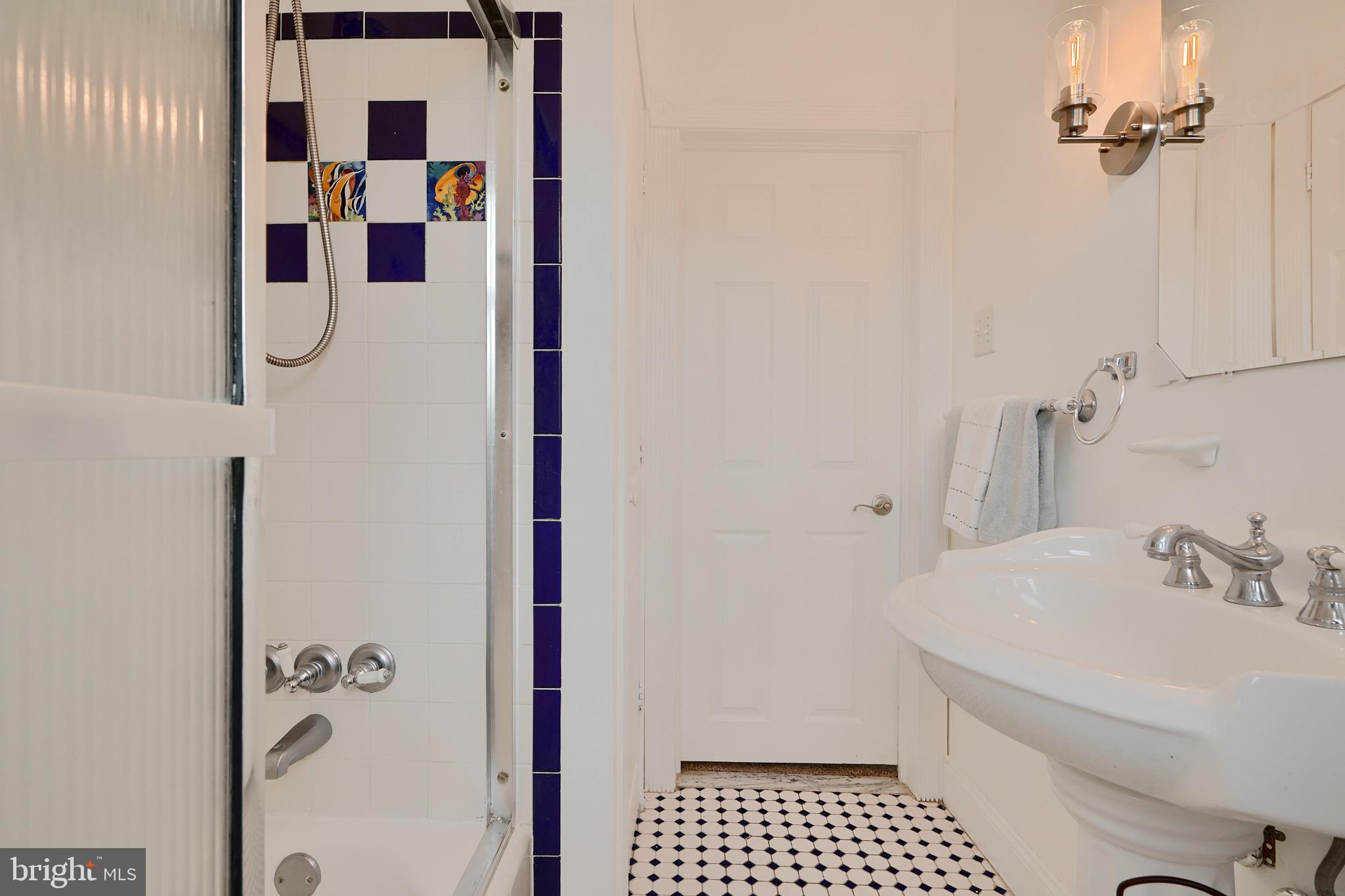 14 Briarwood Road Baltimore, MD 21228 - Photo 19 of 30 Full bath