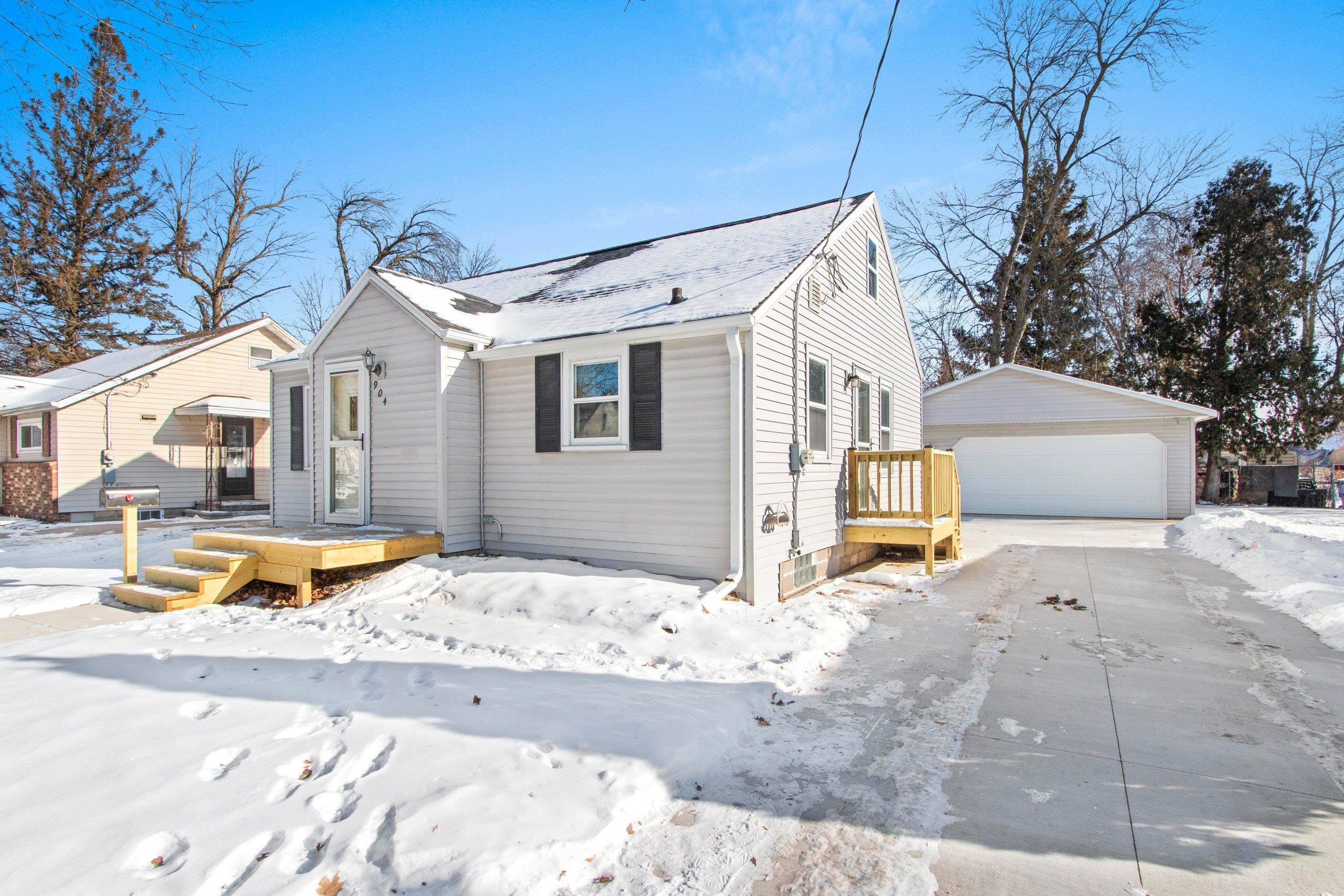 904 North Gillett Street Appleton, WI 54914 - Photo 5 of 37