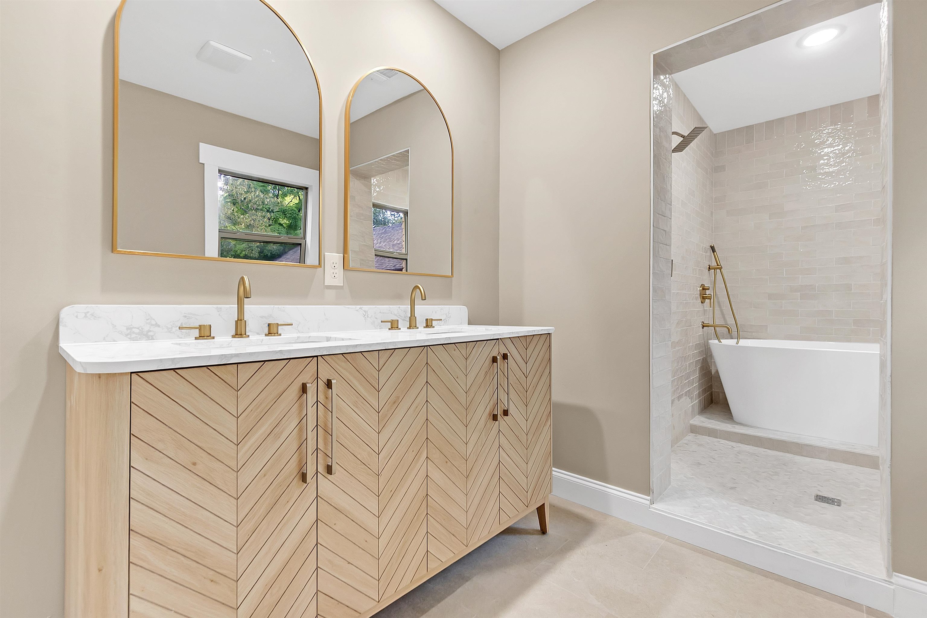 5385 Walnut Grove Road Memphis, TN 38120 - Photo 26 of 39 a bathroom with a sink a mirror and a bathtub