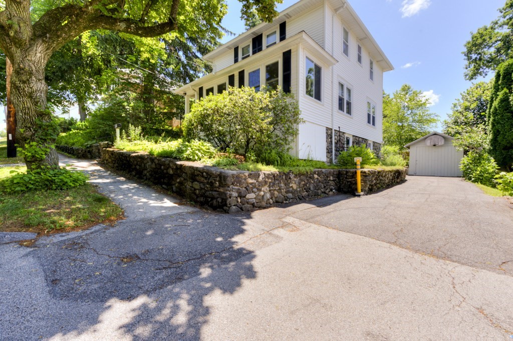 148 Whitmarsh Avenue Worcester, MA 01606 - Photo 4 of 34