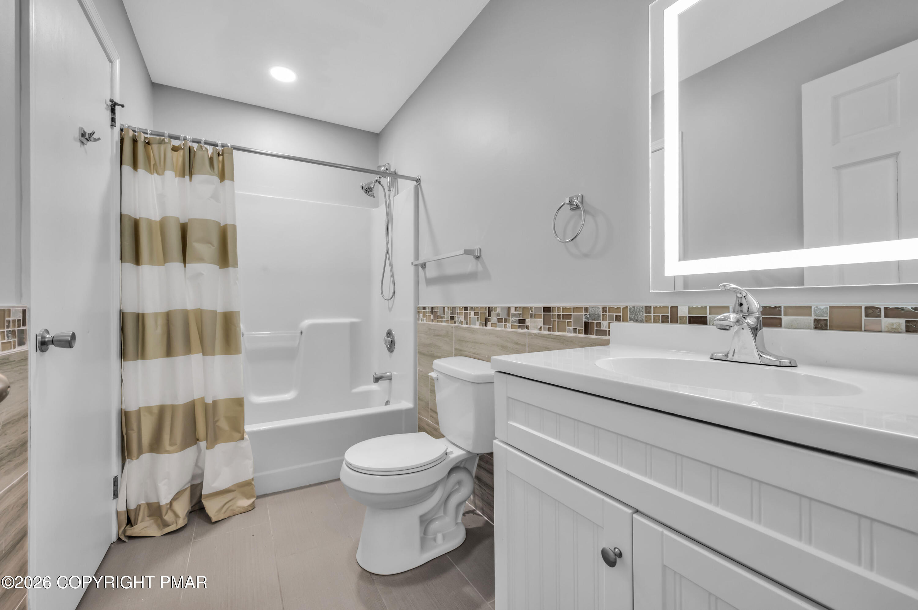 1093 Lancaster Drive Bushkill, PA 18324 - Photo 21 of 41 CHR_2139