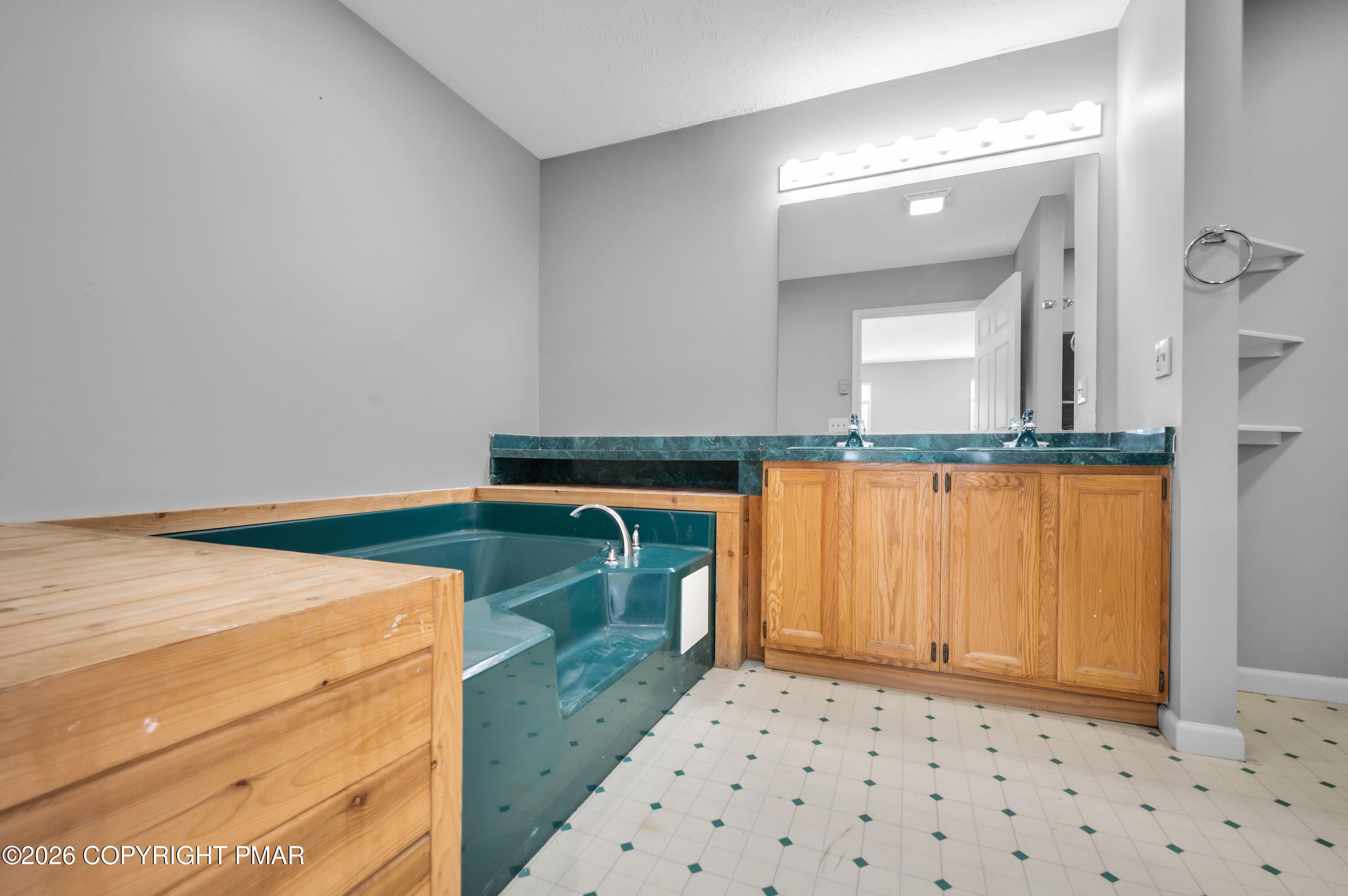 1093 Lancaster Drive Bushkill, PA 18324 - Photo 26 of 41 CHR_2178