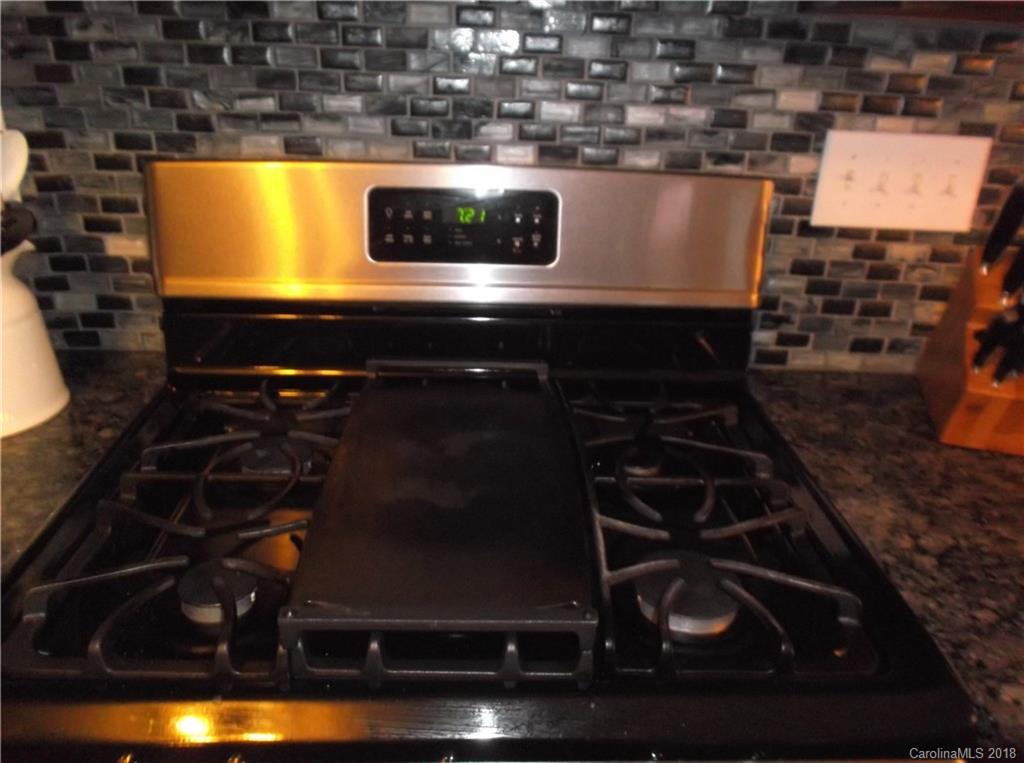 136 Maple Ridge Circle Salisbury, NC 28147 - Photo 3 of 23 a close view of stove