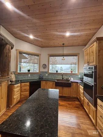 $995,000 | 809 River Pointe Lane, Lenore, ID 83541