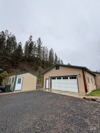 $995,000 | 809 River Pointe Lane, Lenore, ID 83541