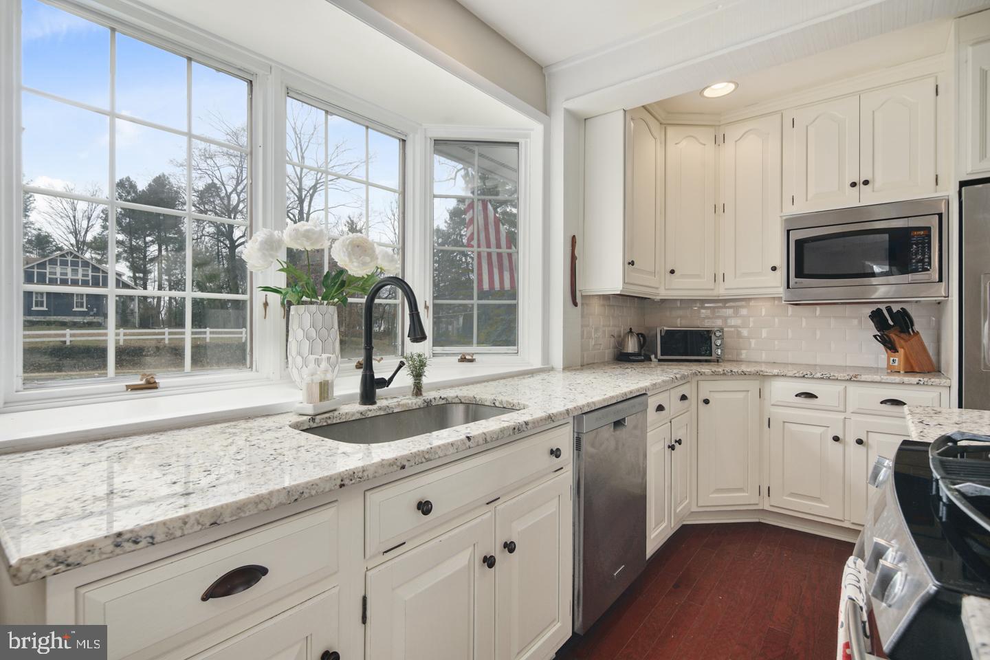 605 Chews Landing Road Haddonfield, NJ 08033 - Photo 10 of 37 Kitchen w Bay Window