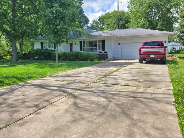 $225,000 | 220 Oak Street, Noble, IL 62868