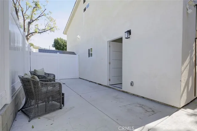 a view of entryway with furniture