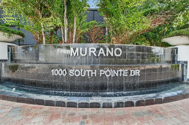 a view of entryway with window