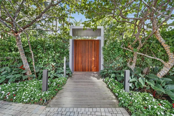 $7,795,000 | 1000 South Pointe Drive, Unit 1501, Miami Beach, FL 33139