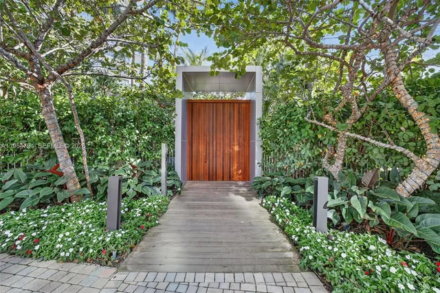 $7,995,000 | 1000 South Pointe Drive, Unit 1501, Miami Beach, FL 33139