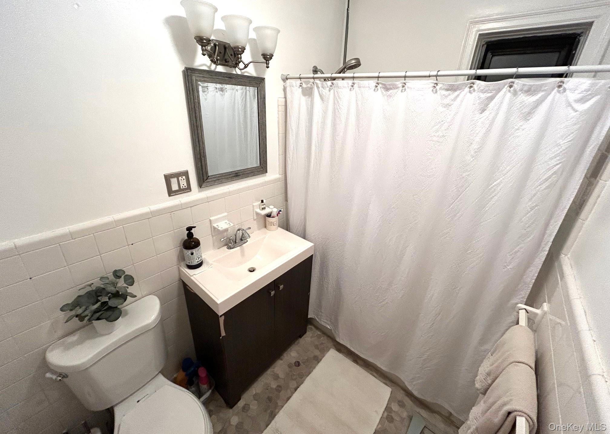 475 Bronx River Road, Unit 3G Yonkers, NY 10704 - Photo 13 of 21 a bathroom with a sink toilet and mirror