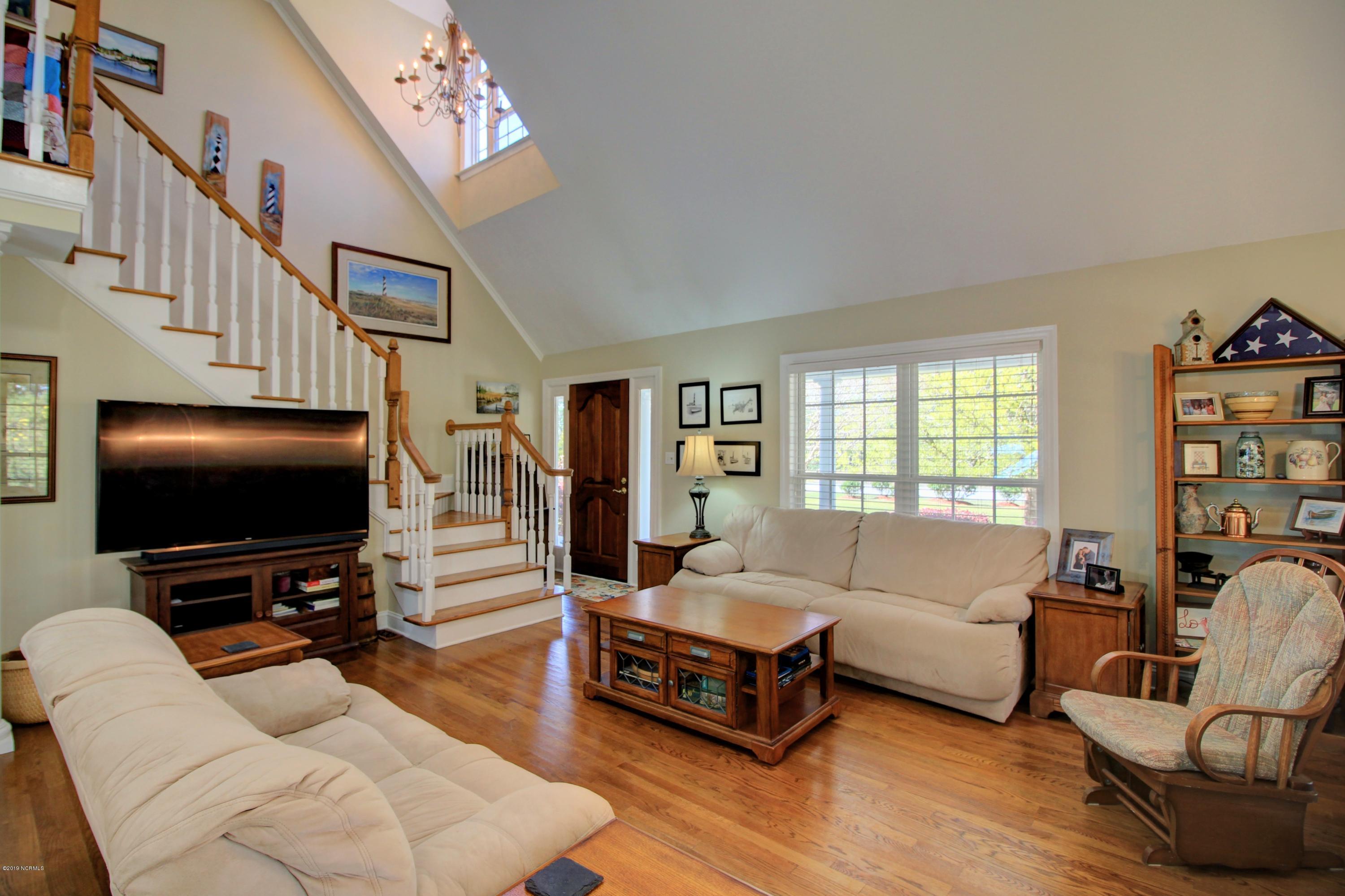 1095 Roberts Road Newport, NC 28570 - Photo 7 of 35 Living Room