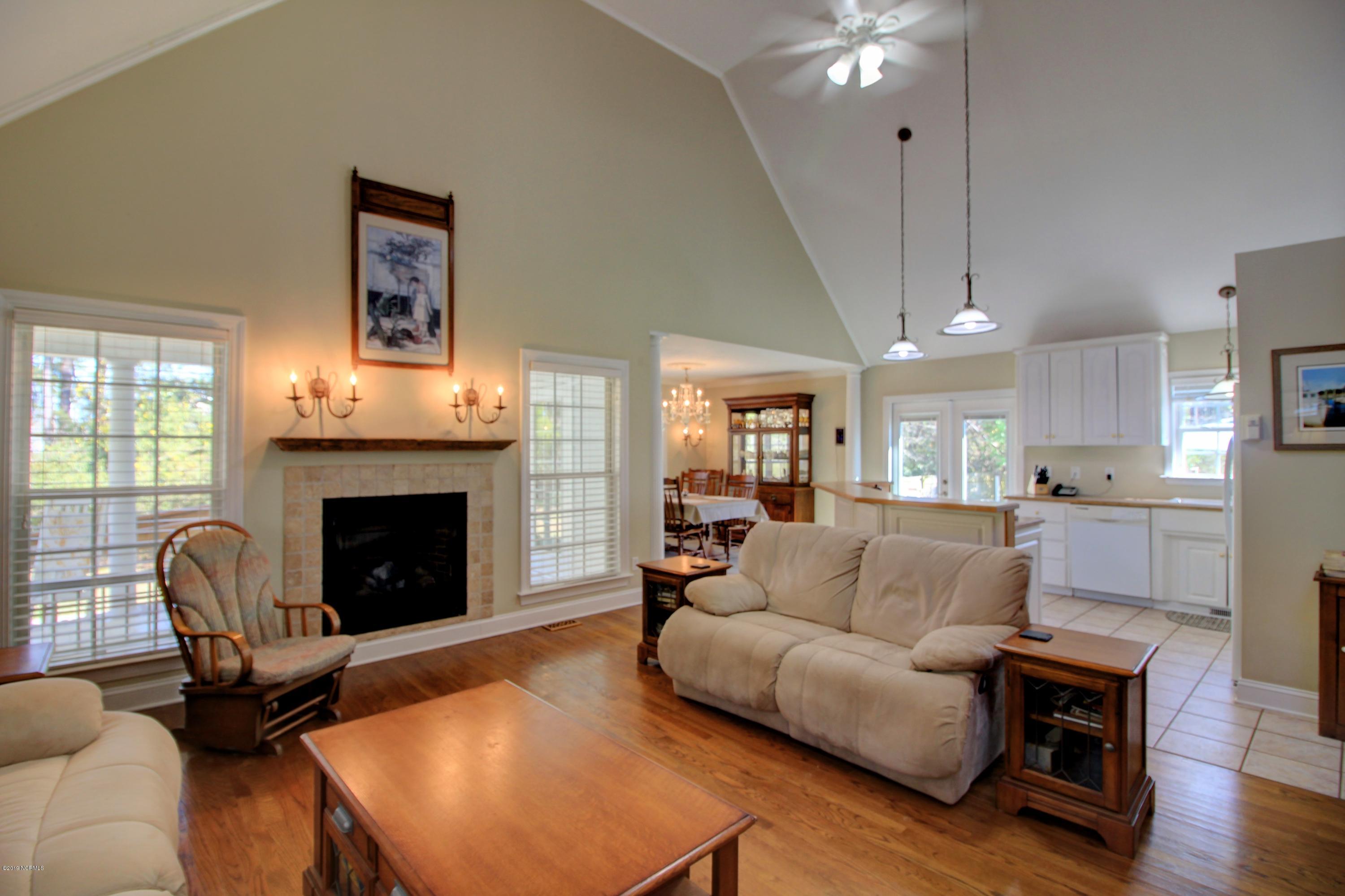 1095 Roberts Road Newport, NC 28570 - Photo 8 of 35 Living Room