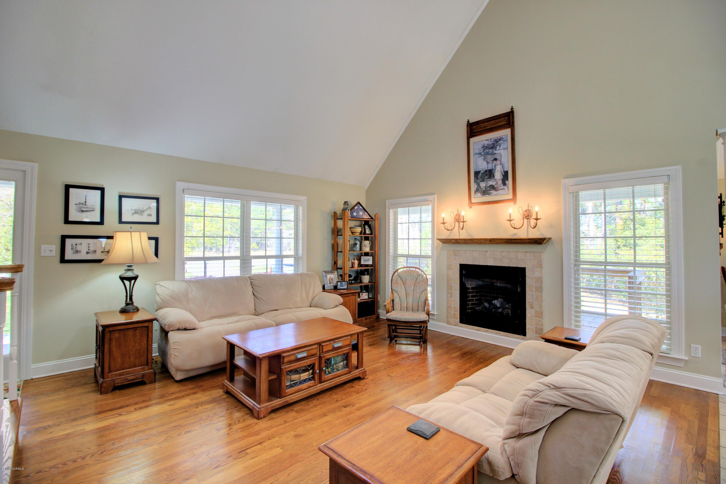 1095 Roberts Road Newport, NC 28570 - Photo 10 of 35 Living Room